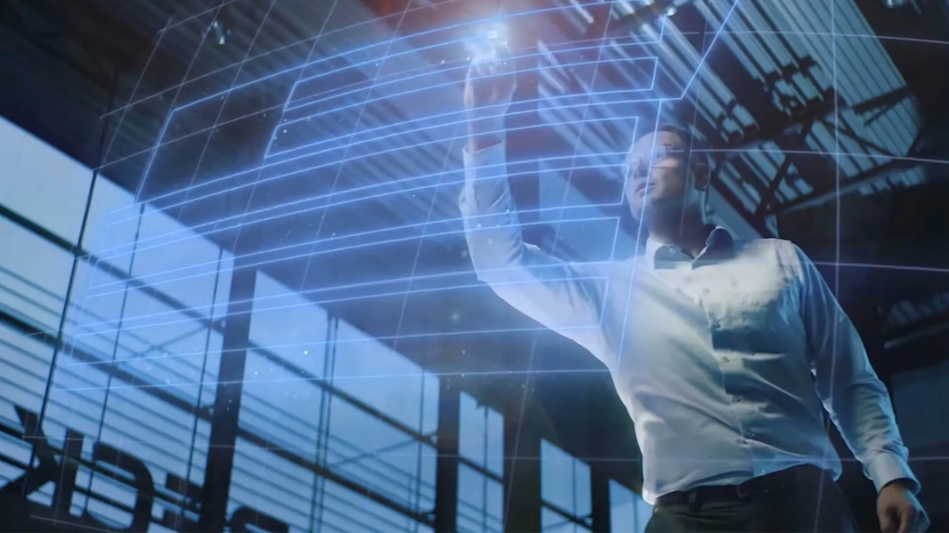 Geschäftsmann steht mit dem Rücken und blickt auf das virtuelle Panel Zukunftskonzept Geschäftsmann steht vor einem digitalen Großbildschirm-Hologramm, auf dem Geschäftsdaten angezeigt werden