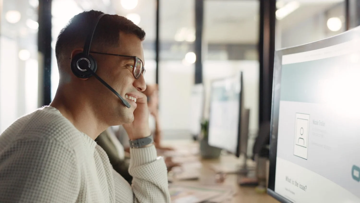 Kontaktieren Sie uns im CRM oder einem glücklichen Berater im Callcenter, der über Kommunikation spricht oder beim Inbound-Marketing hilft. Technischer Kundendienst oder Verkäufer, der am Mikrofon über Lebensversicherungen spricht